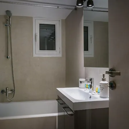 Central Newly Renovated In 64m² Apartment